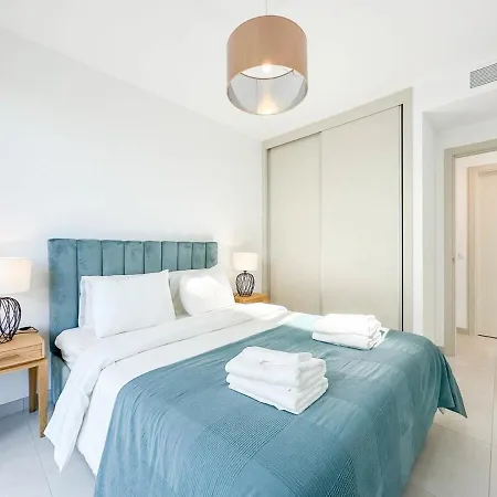 Rooftop Jacuzzi Pools Modern Wifi Townhouse Apartment *